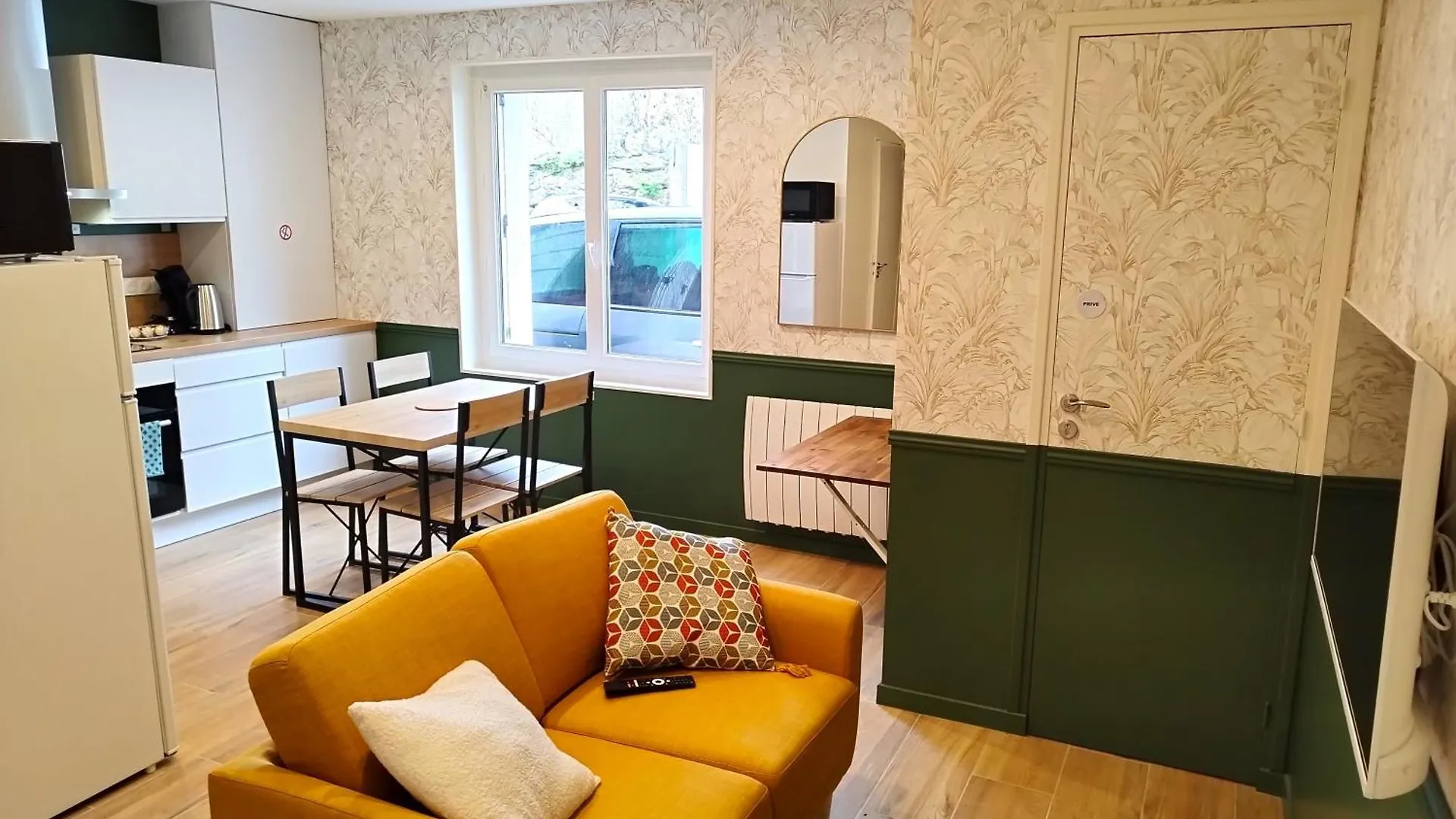 NOUVEAU - T2 Industriel - Quartier historique - WiFi - Parking - Netflix Hennebont 0*,  France